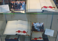 Beide Exemplare des Einigungsvertrages BRD-DDR im Archiv des Auswärtigen Amtes in Berlin. Bild: Wikimedia Commons. Hadi. GNU Free documentation license. Beide Exemplare des Einigungsvertrages BRD-DDR im Archiv des Auswärtigen Amtes in Berlin. Bild: Wikimedia Commons. Hadi. GNU Free documentation license.