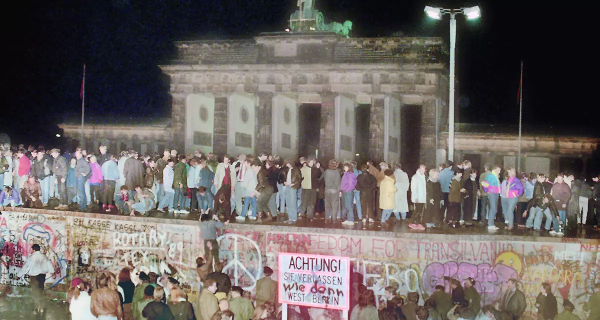 1989: Die Berliner Mauer ist gefallen, Nacht vom 9.November zum 10.November 1989, 23 Uhr. Berliner sind auf die Mauer am Brandenburger Tor geklettert. Foto: picture alliance, SZ Photo | Paul Glaser