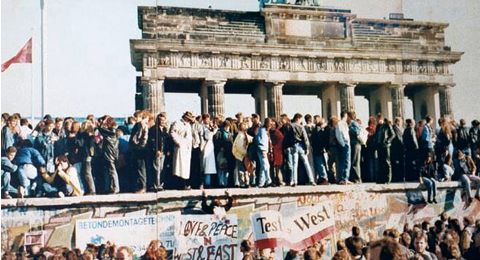 Der Fall der Berliner Mauer 1989. Quelle: Wikimedia / Lear 21 at English Wikipedia, CC BY-SA 3.0. 