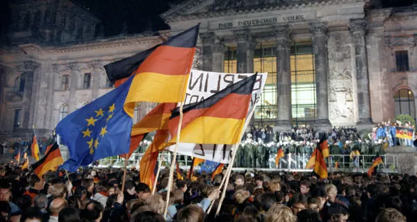 Feier zur Deutschen Einheit in der Nacht zum 3.10.1990 in Berlin vor dem Reichstagsgebäude. Foto: dpa picture alliance / Wolfgang Kumm.