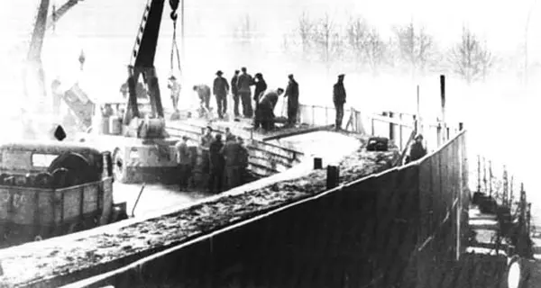 Ostberliner Bauarbeiter errichten die Berliner Mauer. Quelle: Wikimedia / National Archives; Public Domain.