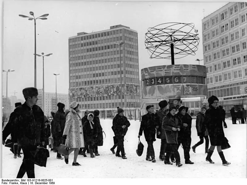 Weltzeituhr auf dem Alexanderplatz im Winter 1969. Quelle: Wikimedia / Bundesarchiv, Bild 183-H1218-0025-001 / CC-BY-SA 3.0, CC BY-SA 3.0 de.