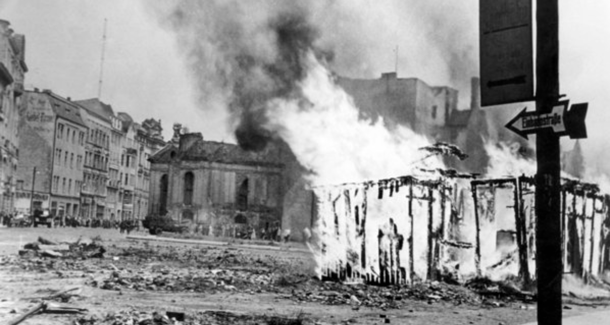 Ein brennendes Wachhäuschen der Volkspolizei an der Sektorengrenze in Berlin am 17. Juni 1953.  Foto: picture alliance / UPI.