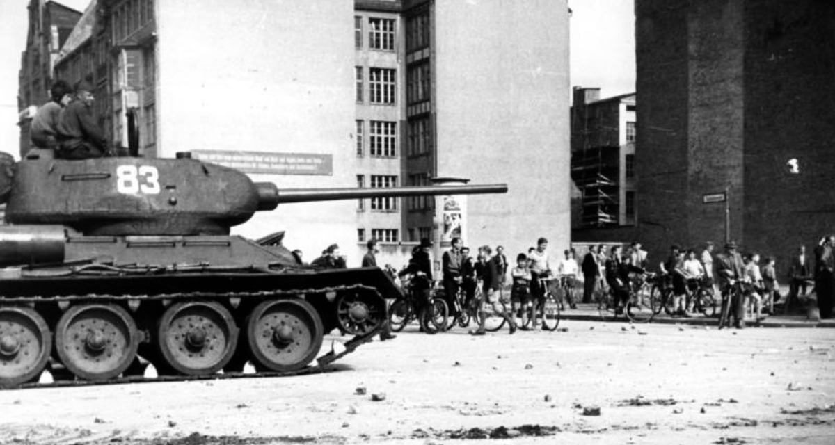 Profil eines sowjetischen Panzers, der durch die Straßen von Berlin fährt. 